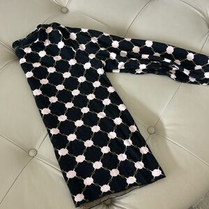 Eye catching, stylish and timeless . Ann Taylor top size Small❤️